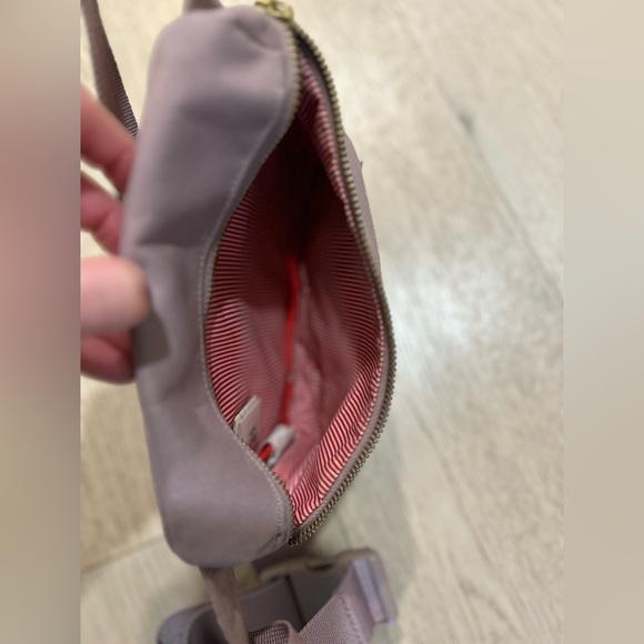 Classic Herschel “hip pack” (or fanny pack). Colour dusty pink (“nirvana”). - Picture 5 of 5